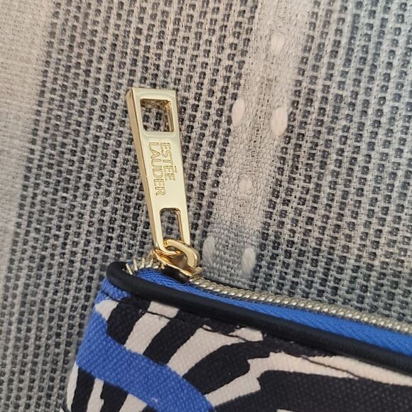 🎄5/$25🎄ESTĒE LAUDER Makeup Pouch - Picture 2 of 8